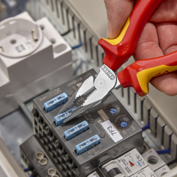 Knipex 08 26 145 Szczypce uniwersalne z ostro zakończonymi szczękami VDE