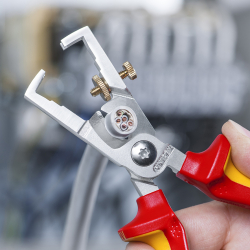Knipex 13 66 180 StriX Szczypce do usuwania izolacji z nożycami do kabli VDE
